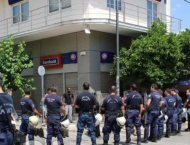 Άμφισσα: «Πόλεμος» στην μεταφορά του φερόμενου δολοφόνου της 13χρονης Ρομά (βίντεο)